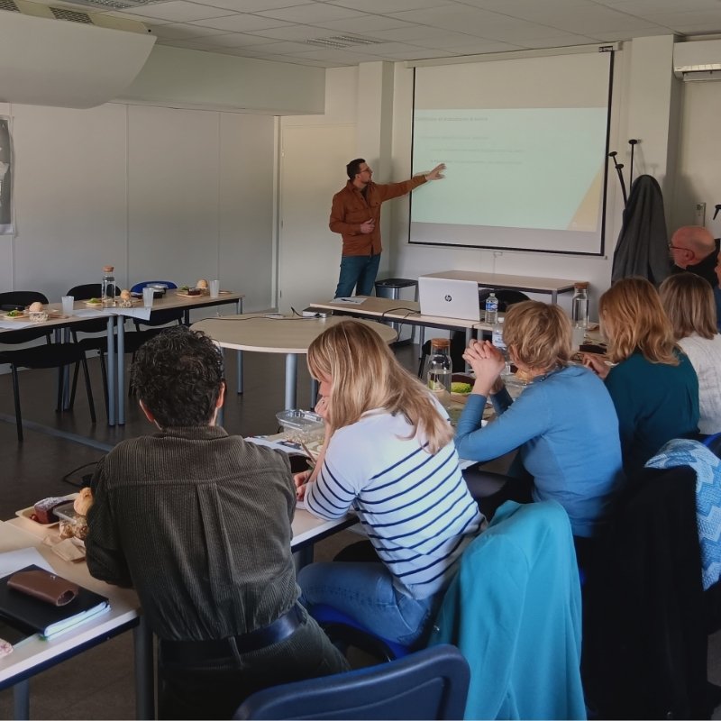 Illustration de la méthodologie d’accompagnement en prospection et en vente avec le soutien de l'IA - Un consultant Stratéliance anime une séance de travail auprès de dirigeants et collaborateurs pour renforcer leurs compétences commerciales et leur efficacité.