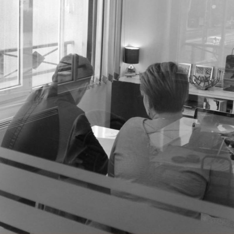 Illustration de la méthodologie d’audit commercial et communication - Échange entre un consultant Stratéliance et un dirigeant lors d’une analyse stratégique