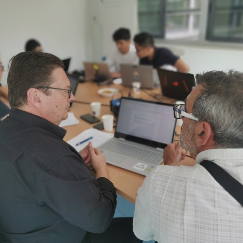 Illustration de la méthodologie de plan d’actions commercial et communication - Échange entre un consultant Stratéliance et un client lors d’une co-analyse des objectifs et stratégies commerciales.