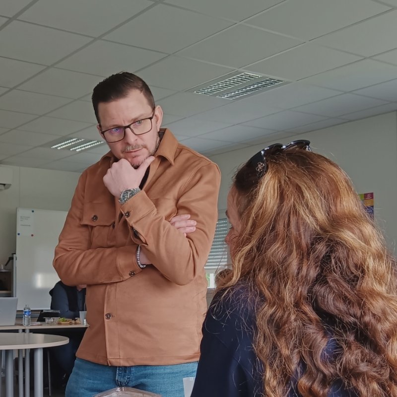 Consultant Stratéliance en échange avec une cliente pour cadrer la méthode d’accompagnement et structurer la mise en place du CRM Pipedrive.